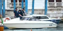 Venezia, a 13 anni alla guida di un barchino col motore truccato: multa di 2.600 euro