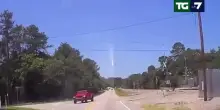 Usa, "palla di fuoco" attraversa il cielo in pieno giorno: il bolide ripreso dalla dashcam