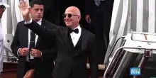 Jeff Bezos l'uscita da star dall'hotel per andare alla cerimonia