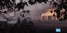 Incendio in un'azienda di logistica a Roma, vigili del fuoco in azione