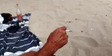 Le spiagge senza sigarette dividono i francesi: Niente multe, poche certezze, tante polemiche