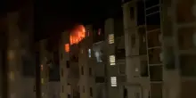 Esplosione in un appartamento a Torino, le fiamme nella notte