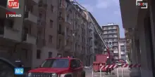 Torino, esplosione in un appartamento: 5 feriti, si cerca un disperso - La diretta