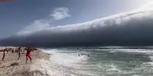 Il caldo genera uno "tsunami" di nuvole: enorme "roll cloud" sulle spiagge del Portogallo