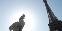 Parigi, tropo caldo: la torre Eiffel chiude fino a domani. Code e sconcerto tra i turisti