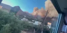 Creta, emergenza caldo: continuano i roghi sull'isola. Le colonne di fumo riprese dai turisti