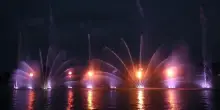 Giochi di luci, acqua, musica e fuoco: ecco il "Color water show" di Pallanza