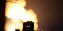 Ucraina, massiccio raid notturno su Kiev: droni e missili russi incendiano la capitale ucraina