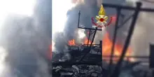 Esplosione a Roma, le squadre dei vigili del fuoco al lavoro per spegnere le fiamme