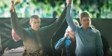 Gli Oasis mano nella mano, la notte che riscrive la storia dei fratelli Liam e Noel Gallagher