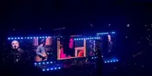 Gli Oasis cantano Wonderwall insieme dopo 16 anni sul palco di Cardiff