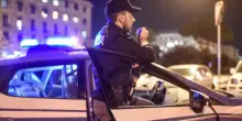 La costringono a bere e la immobilizzano, stuprata in una tenda in spiaggia a Genova