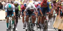 Tour de France: Merlier brucia Milan nel festival delle cadute. Philipsen ko, clavicola fratturata