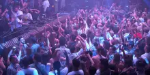 Risse e malori, a Ibiza le ambulanze non bastano. L’allarme degli ospedali: “Per i turisti paghino i club”