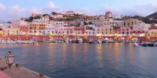 Scontrino d’oro a Ponza: in quattro spendono “923 euro” per un antipasto, pasta all’aragosta e vino