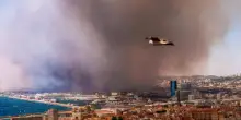 Francia, un vasto incendio minaccia Marsiglia: chiuso l’aeroporto, stop ai treni. Le fiamme arrivano in città