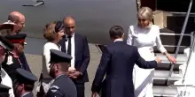 Macron ignorato da Brigitte: mano rifiutata sulla scaletta dell'aereo all'arrivo a Londra