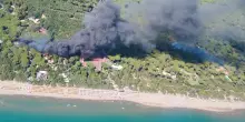 Castiglione della Pescaia, incendio in un campeggio nella pineta: scoppiano bombole. 600 evacuati