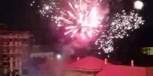 Ovada, fuochi d'artificio abusivi tra i palazzi per un diciottesimo: indagano i carabinieri