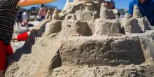 Tragedia in spiaggia a Montalto di Castro, nel Viterbese: 17enne scava una buca e muore sepolto