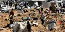 Israele-Gaza, ancora colloqui. Ma Tel Aviv continua a bombardare: ieri almeno 30 morti