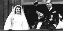 Una fetta di monarchia: torta nuziale della Regina Elisabetta venduta all’asta per oltre 3.000 euro