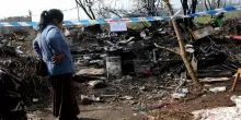 Milano, incendio in un campo nomadi: fumo visibile in città, possibili disagi aerei e ferroviari