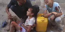 Gaza, sei bambini morti in fila per l'acqua: la corsa in ospedale e la disperazione dei genitori