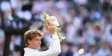 Sinner nella storia: è il primo italiano re di Wimbledon. Alcaraz perde la corona in 4 set