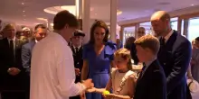 Wimbledon, Sinner saluta la famiglia reale e autografa palline ai principi George e Charlotte
