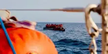 Lampedusa, nuovi sbarchi di migranti: approdano in 130