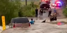 Texas, alluvione improvvisa: automobilista salvato dai vigili del fuoco