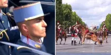 Parigi: alla parata del 14 luglio soldato si taglia un orecchio, cade un cavallo