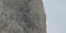 Monte Bianco, alpinista bloccato in parete: troppo vento per l'elicottero, arrivano gli scalatori