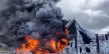 Le impressionanti immagini dell'incendio che ha divorato il palco del festival Tomorrowland in Belgio