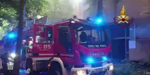Pesaro, condominio evacuato e persone intossicate per un incendio in un garage
