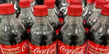 Trump fa cambiare la ricetta della Coca Cola: “Useranno solo zucchero di canna”