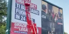 Roma, vernice rosa sui cartelli della Lega: "Blocchi una strada a chi lavora? Finisci in cella"