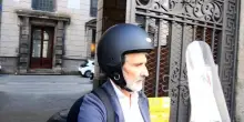 Milano, l'assessore sotto inchiesta Tancredi lascia palazzo Marino in moto