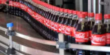 Trump vuole cambiare la Coca Cola ma gli americani dicono no: "Costa troppo"