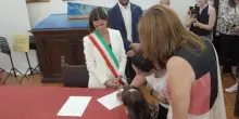 Perugia, la sindaca riconosce le figlie di tre coppie di madri:"E' un atto legale e politico."