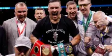 Usyk campione del mondo dei pesi massimi, Dubois battuto con un clamoroso ko. “Gloria all’Ucraina”