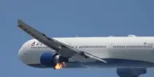 Los Angeles, fiamme al motore di un volo Delta: l'atterraggio di emergenza in diretta tv