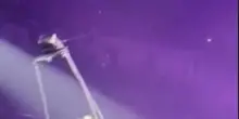 Katy Perry, volo interrotto sulla farfalla gigante: cede un cavo e rischia di cadere sul pubblico