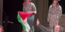 Londra, attore espone sul palco la bandiera palestinese: la maschera cerca di strappargliela
