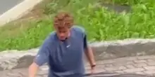 Sinner ripreso da un vicino mentre pulisce la sua Ferrari a Sesto: il video
