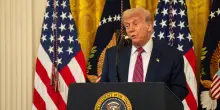 Ritorsione-Trump, la Casa Bianca esclude il Wsj dall’aereo presidenziale per il viaggio in Scozia