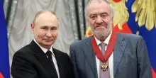 Bacchetta agitata a casaccio e scene dal Donbass di sfondo: ecco come dirige Valerij Gergiev