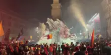 Calcio, migliaia di tifosi giallorossi a Piazza Navona per i 98 anni della Roma