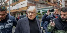 Arrestato Carlo Bravi, chirurgo sospeso per morte paziente: operava abusivamente in casa tra rifiuti